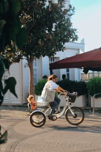 “Zaslužila je torbicu”: Novi viralni TikTok trend koji u fokus stavlja potrebe majki