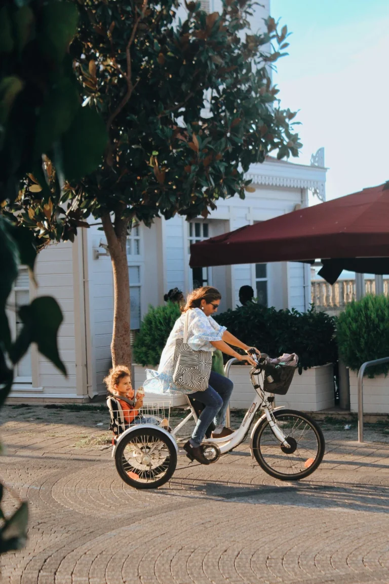 “Zaslužila je torbicu”: Novi viralni TikTok trend koji u fokus stavlja potrebe majki
