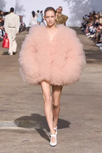 Ovaj topli peachy makeup look je naš najdraži s Tjedna mode u Parizu