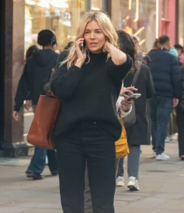 Steal the look: Sienna Miller zna kako nositi kožne hlače na chic i stylish način!