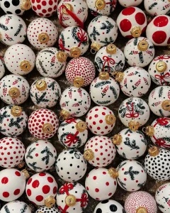 Omiljeni hrvatski brend keramike ove godine u ponudi ima neodoljive točkaste kuglice za bor!