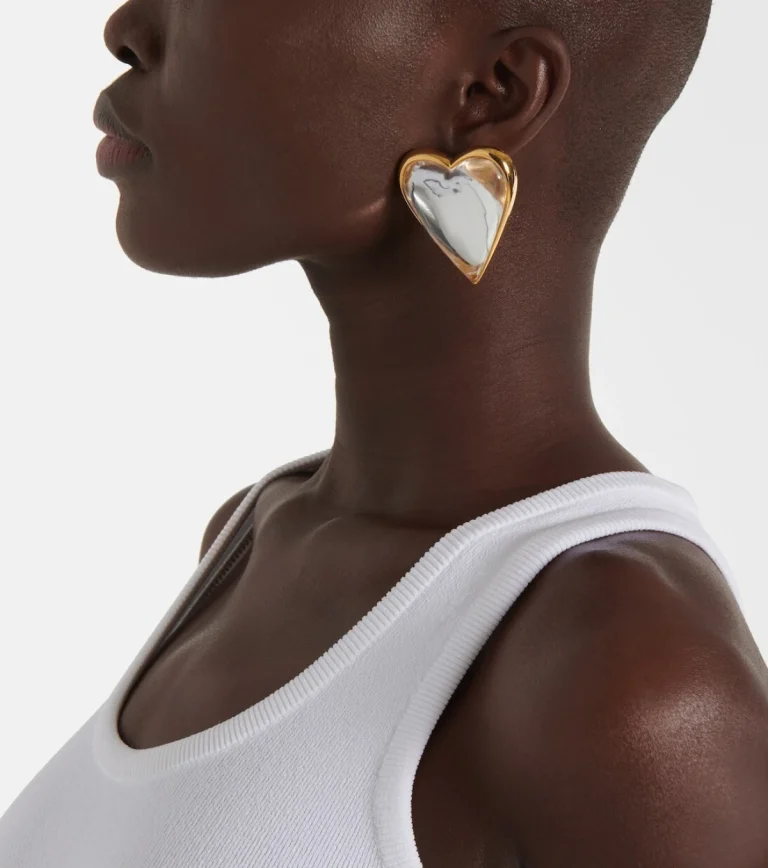 Alaïa ima naušnice u obliku srca koje su idealne za blagdansku sezonu