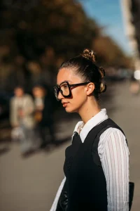 Nosite naočale? Ovo je 10 najboljih frizura koje savršeno ističu lice!