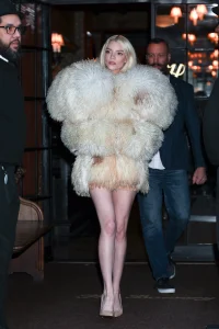 Look dana: Anya Taylor Joy u McQueenu | ELLE