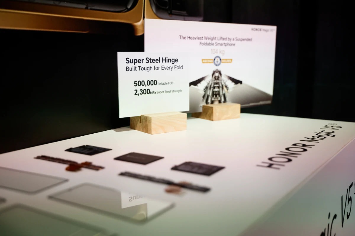 HONOR Magic V5: U Ljubljanskom dvorcu premijerno predstavljen najtanji preklopni pametni telefon do sada