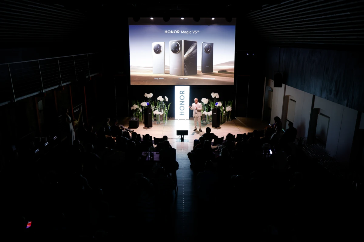 HONOR Magic V5: U Ljubljanskom dvorcu premijerno predstavljen najtanji preklopni pametni telefon do sada