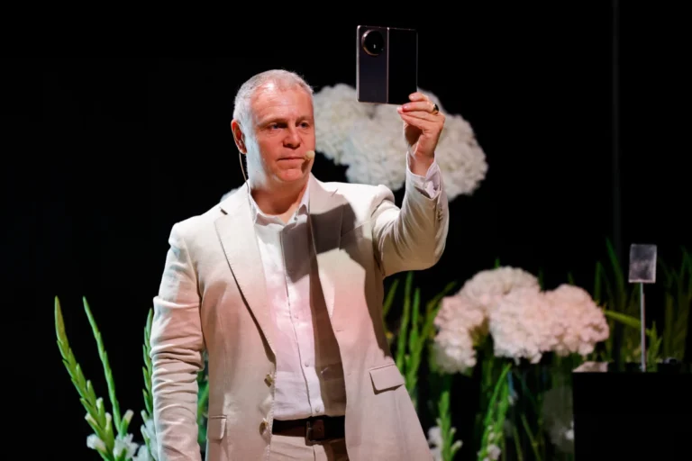 HONOR Magic V5: U Ljubljanskom dvorcu premijerno predstavljen najtanji preklopni pametni telefon do sada