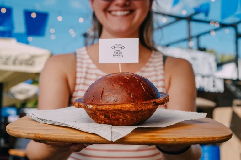 Probali smo viralni UFO burger | ELLE