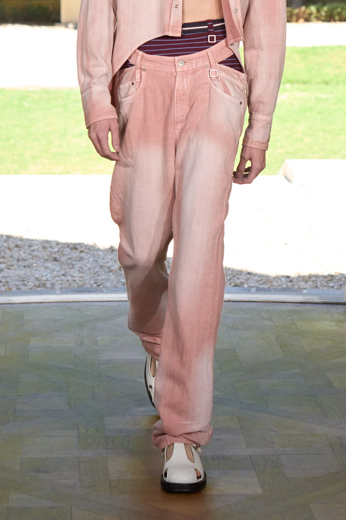 Ove jeseni nosimo traperice u boji: Evo 5 ideja kako ih uklopiti u svakodnevne outfite