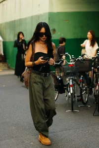 Ove jeseni nosimo traperice u boji: Evo 5 ideja kako ih uklopiti u svakodnevne outfite