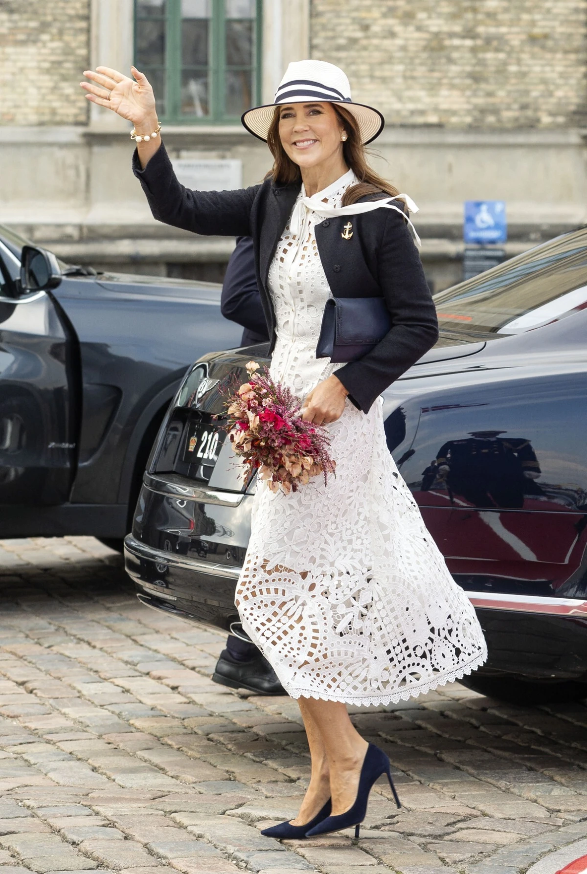Na posljednjem javnom pojavljivanju kraljica Mary oduševila je elegantnim izdanjem i nautičkim detaljima