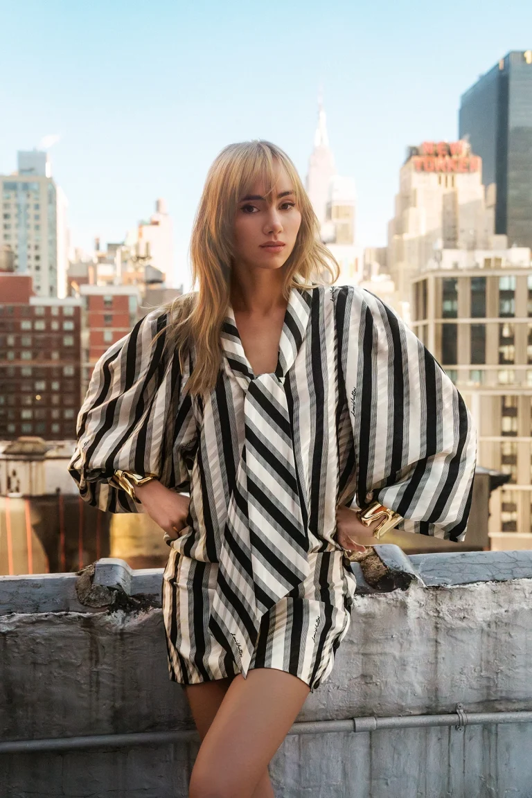 Suki Waterhouse za Elle: ‘Oslobađajuće je naučiti smijati se samom sebi’
