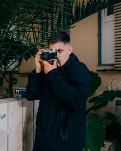 On stoji iza spotova Hiljsona, Grše i Devita – DFFRNTVIBE | ELLE