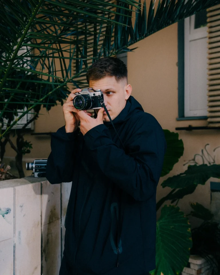 On stoji iza spotova Hiljsona, Grše i Devita – DFFRNTVIBE | ELLE