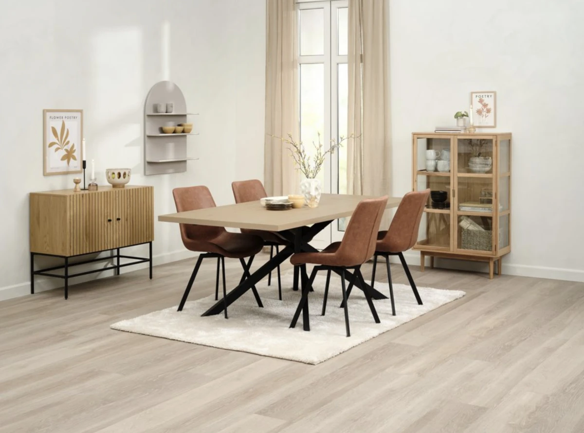 jysk NORTOFT D200 stol hrast + 4 HYGUM stolice konjak, prije 765 eur, sada 599 eur