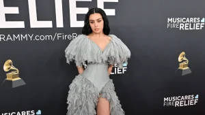 Grammy 2025.: Charli XCX zamijenila brat zelenu za golublje sivu haljinu Jean Paul Gaultiera