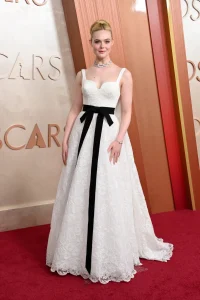 Elle Fanning u Sarah Burton Givenchyju na Oscarima 2025.