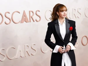 Lisa oduševila na Oscarima u hrabrom odijelu s crvenim detaljem