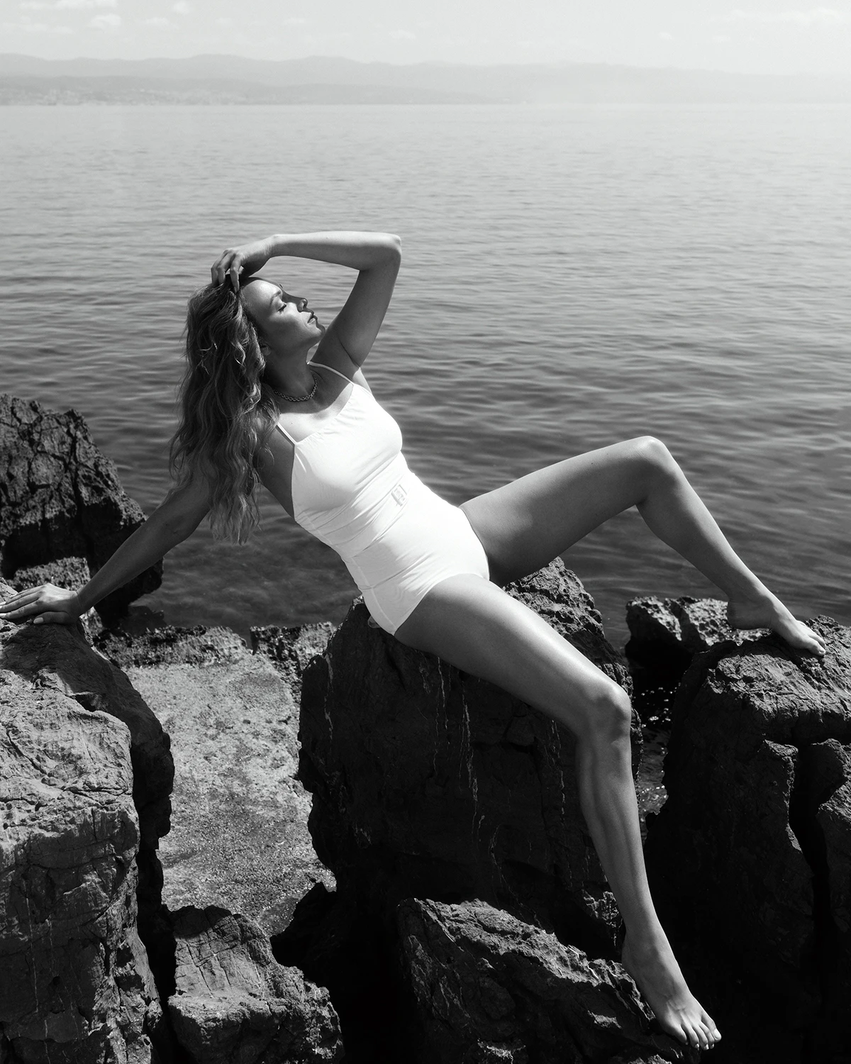 kupaći kostim: leilou by alex dojčinović. ogrlica: de'llure, prahir