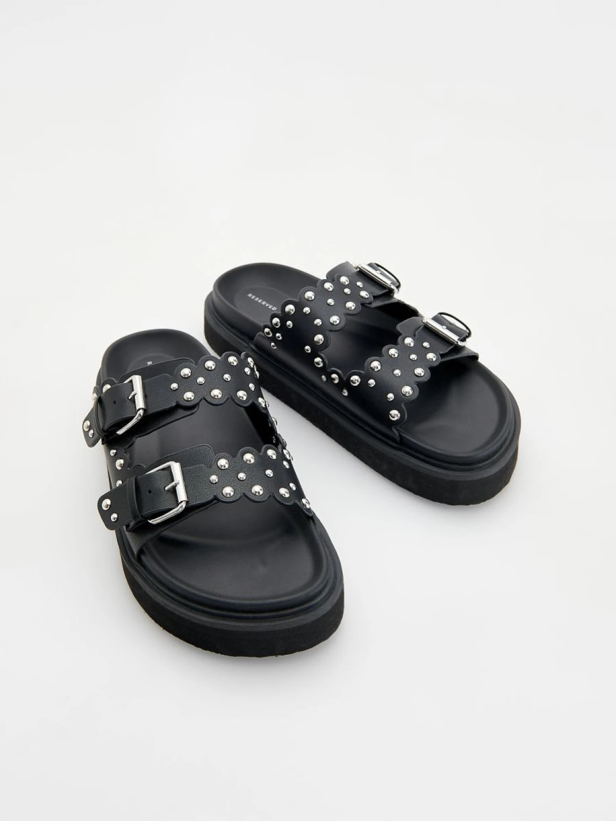 Sale catch: Pronašli smo povoljniju zamjenu za Chanel sandale koje nosi Andy Sachs