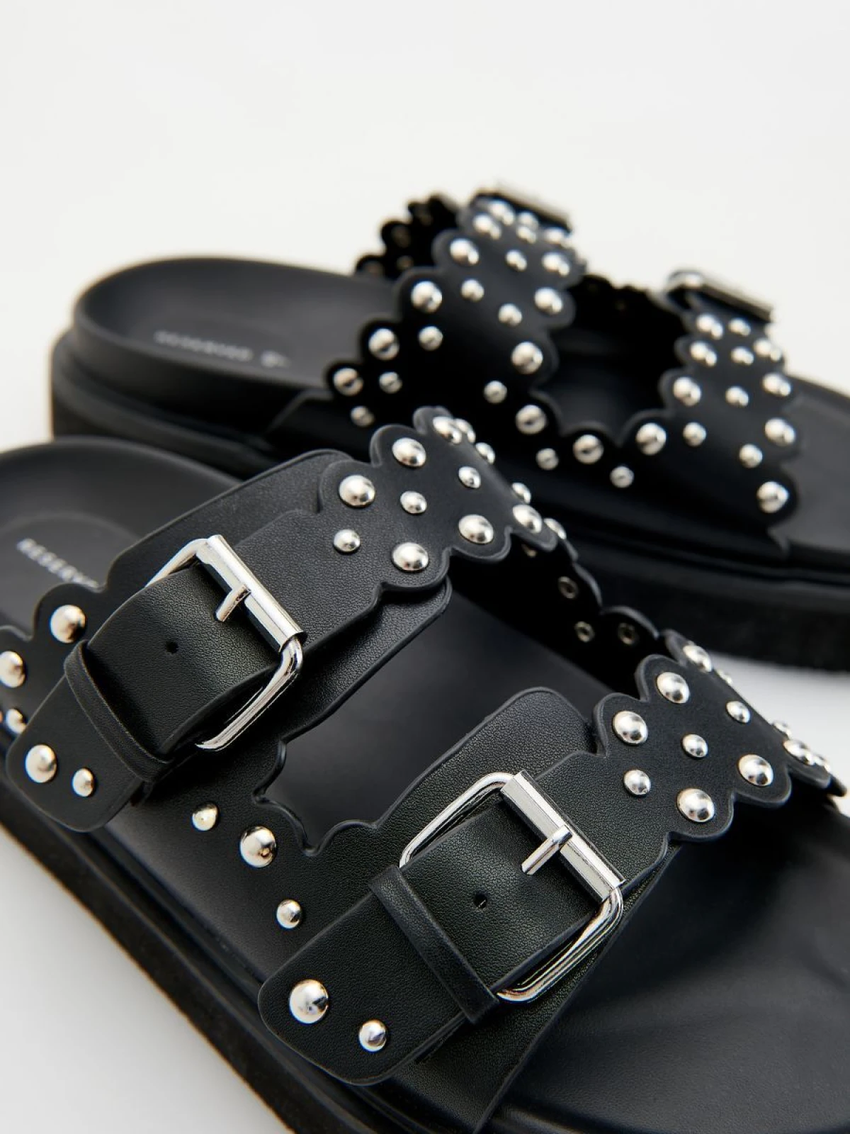 Sale catch: Pronašli smo povoljniju zamjenu za Chanel sandale koje nosi Andy Sachs