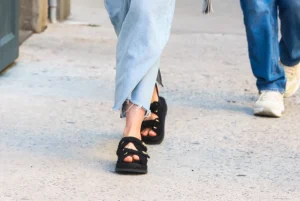 Sale catch: Pronašli smo povoljniju zamjenu za Chanel sandale koje nosi Andy Sachs