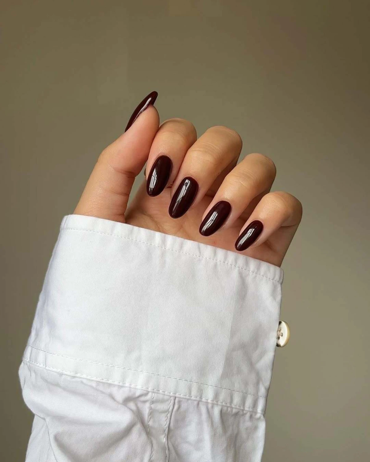 Kako je ova jesenska boja manikure postala naš ljetni favorit?