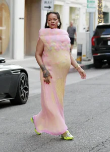 Rihanna u plisiranoj Issey Miyake haljini slavi trudnički stil