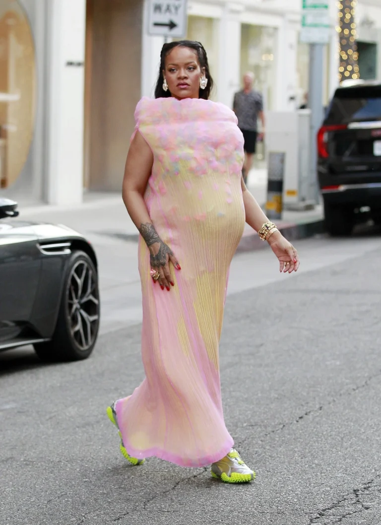 Rihanna u plisiranoj Issey Miyake haljini slavi trudnički stil