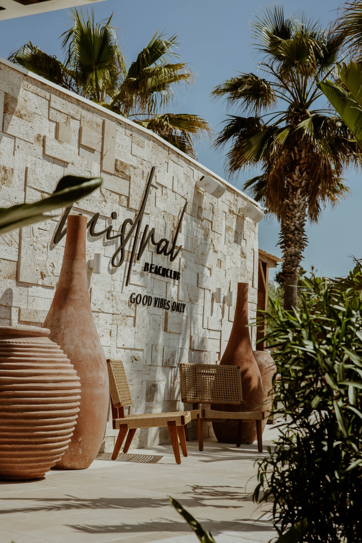 Doživite jadransku eleganciju u Mistral Beach Clubu – najpoželjnijem ljetnom mjestu u Splitu