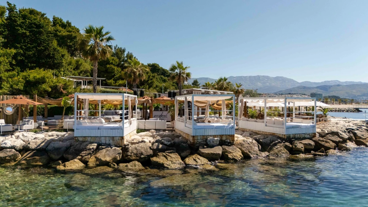 Doživite jadransku eleganciju u Mistral Beach Clubu – najpoželjnijem ljetnom mjestu u Splitu