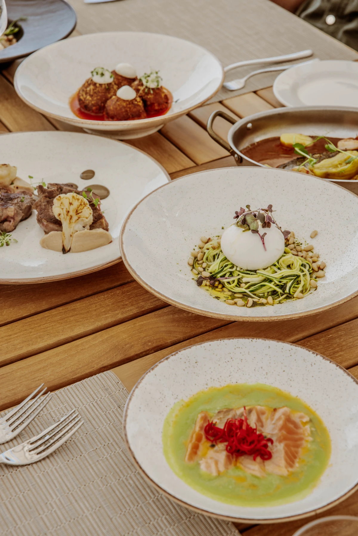 Doživite jadransku eleganciju u Mistral Beach Clubu – najpoželjnijem ljetnom mjestu u Splitu