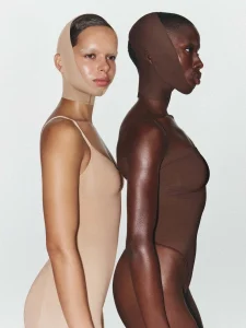 Trebamo li zaista “steznike za lice”? Viralni Skims proizvod potaknuo je brojna pitanja