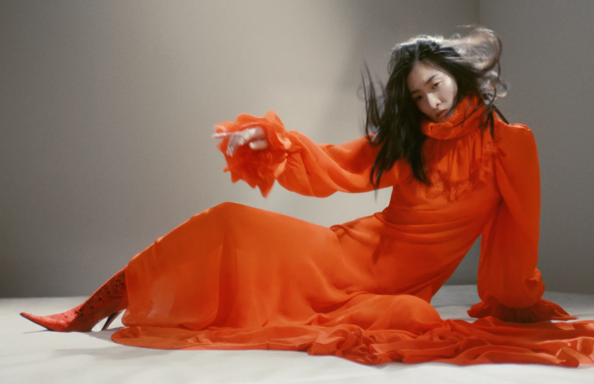 Oduševila nas je nova Alexander McQueen kampanja s Alex Consani