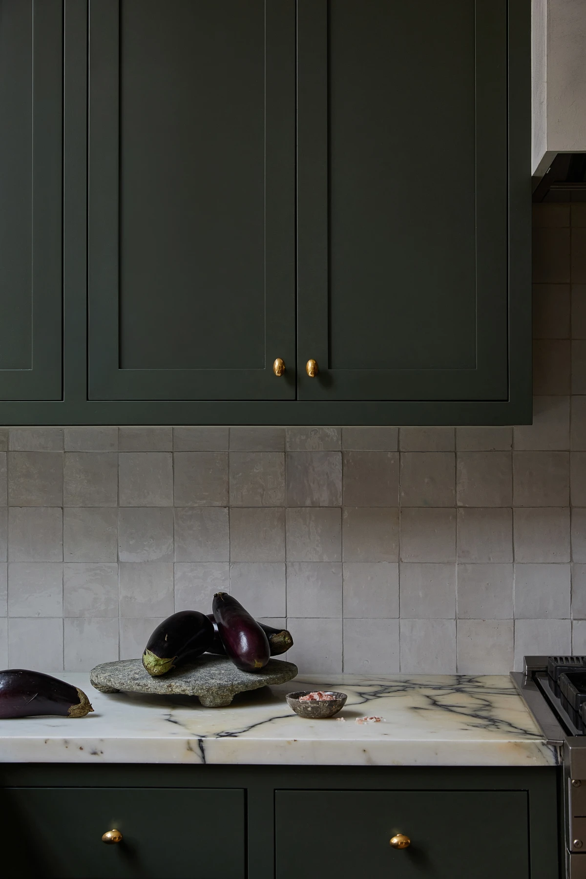 Ova obnovljena kuhinja u kući u centru Chicaga podsjetila nas je zašto volimo tamne boje u interijerima