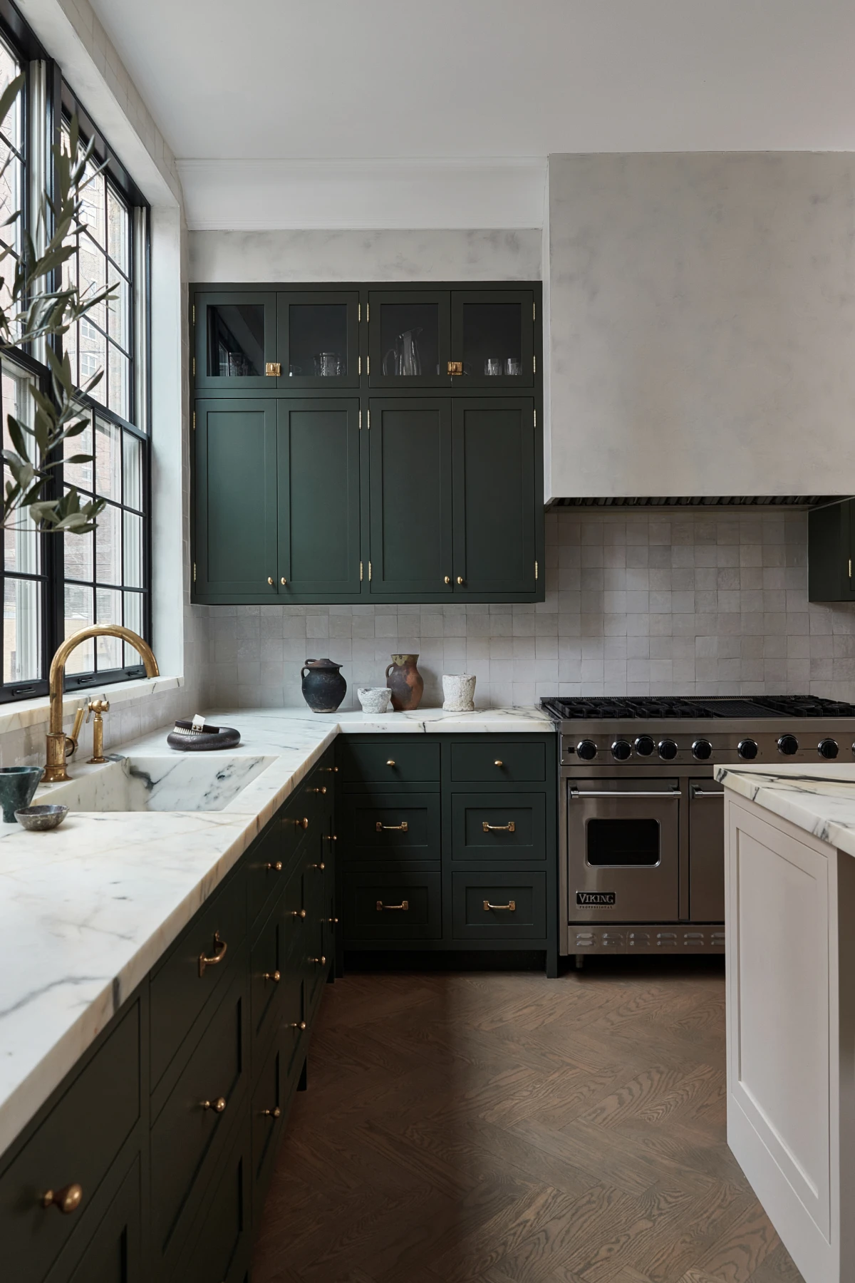 Ova obnovljena kuhinja u kući u centru Chicaga podsjetila nas je zašto volimo tamne boje u interijerima