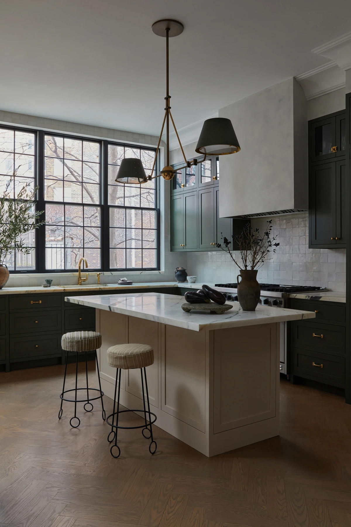 Ova obnovljena kuhinja u kući u centru Chicaga podsjetila nas je zašto volimo tamne boje u interijerima