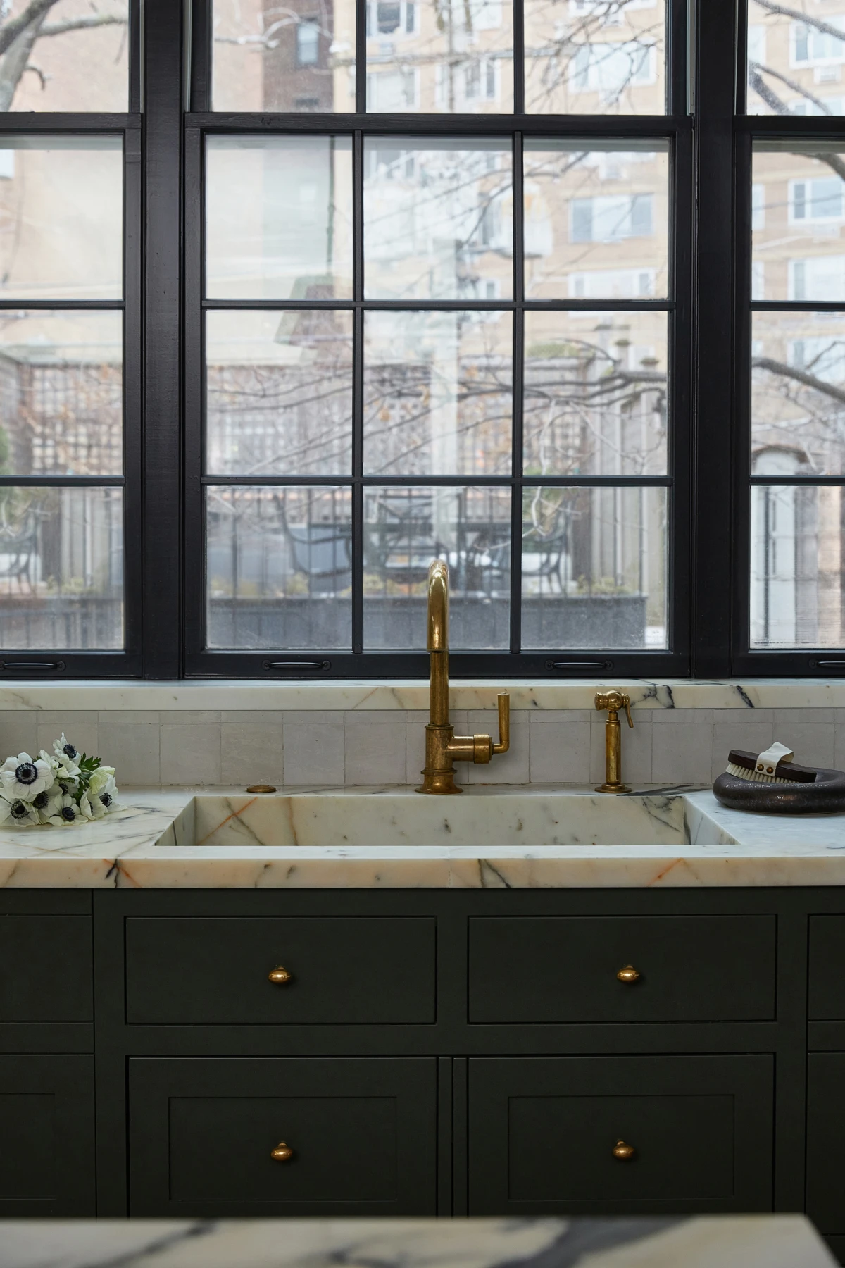 Ova obnovljena kuhinja u kući u centru Chicaga podsjetila nas je zašto volimo tamne boje u interijerima