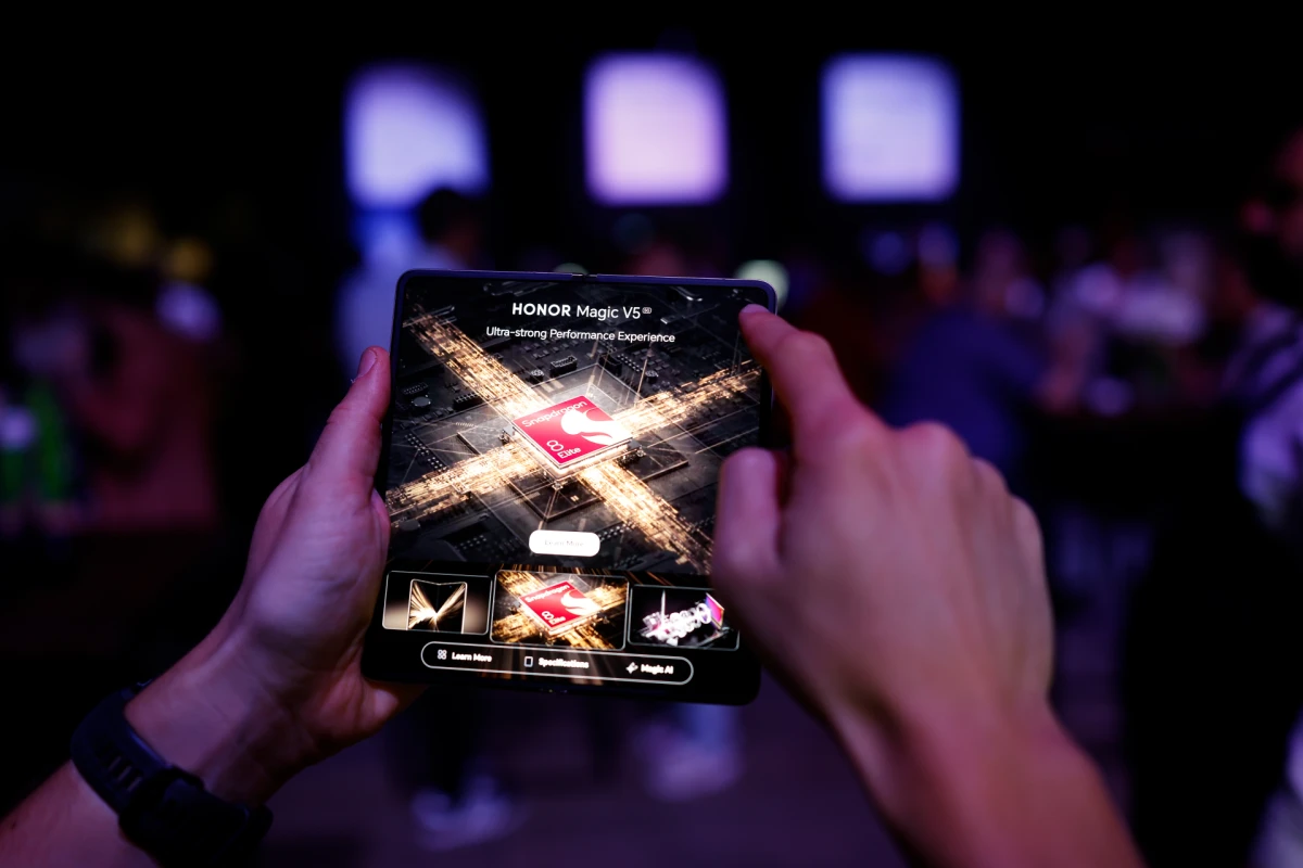 HONOR Magic V5: U Ljubljanskom dvorcu premijerno predstavljen najtanji preklopni pametni telefon do sada