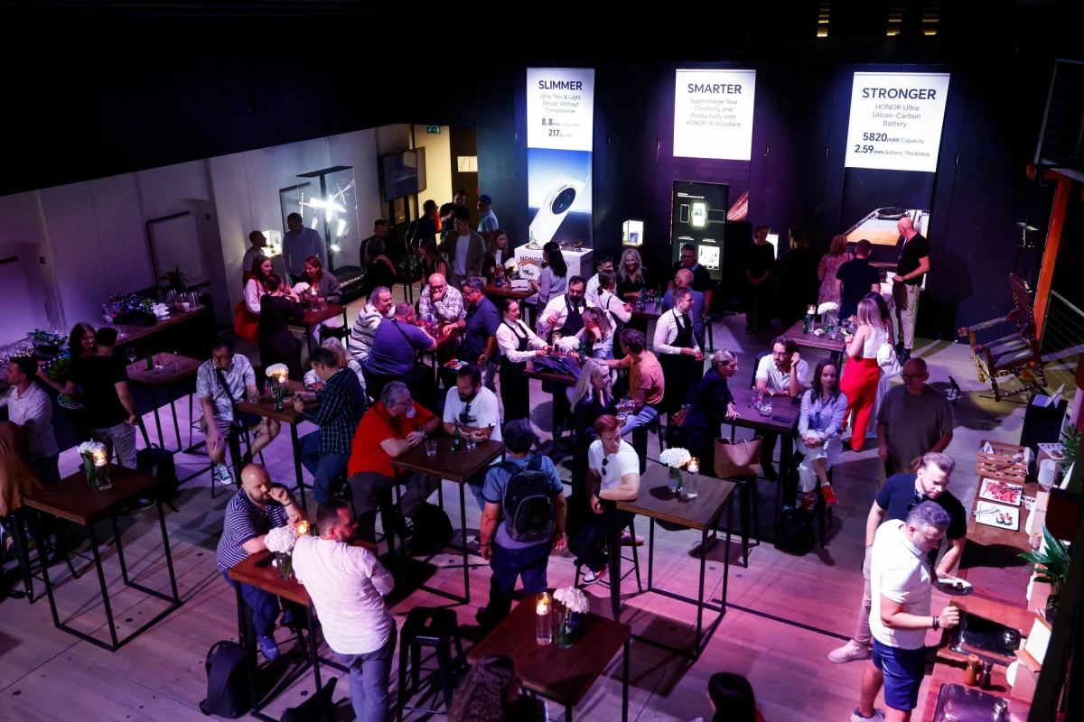 HONOR Magic V5: U Ljubljanskom dvorcu premijerno predstavljen najtanji preklopni pametni telefon do sada