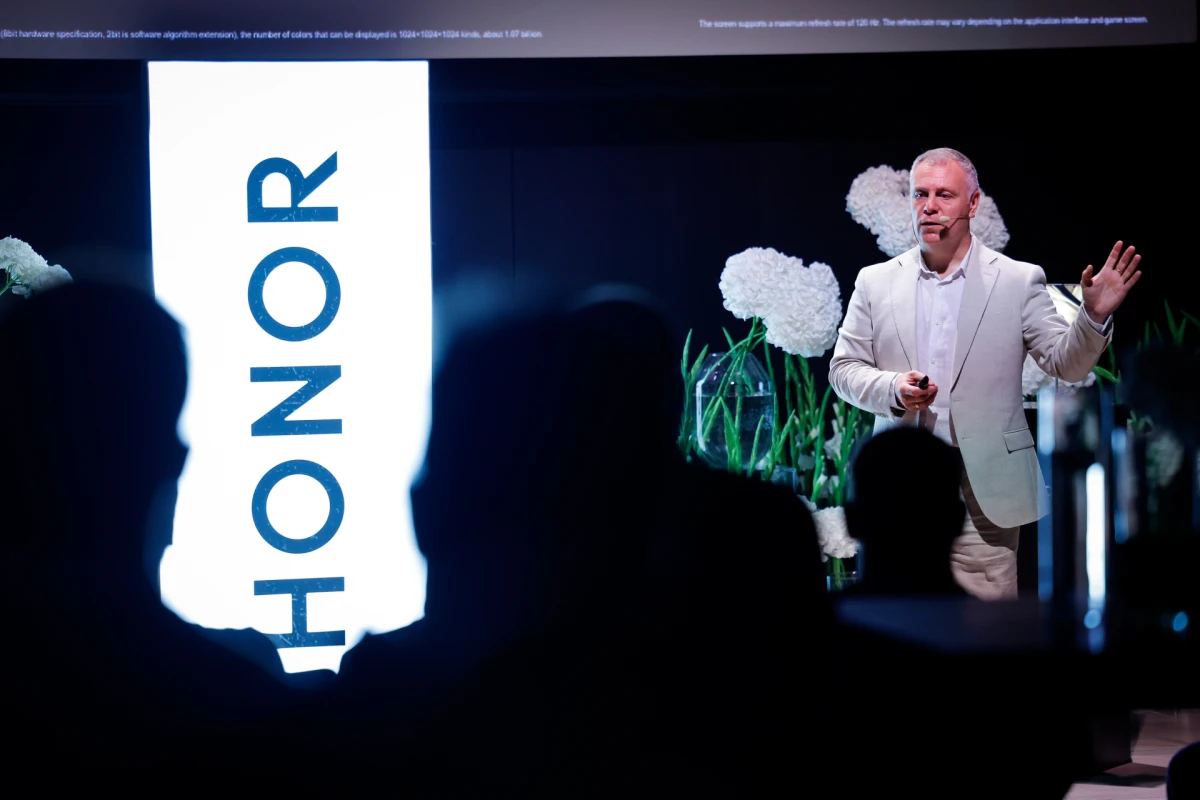 HONOR Magic V5: U Ljubljanskom dvorcu premijerno predstavljen najtanji preklopni pametni telefon do sada