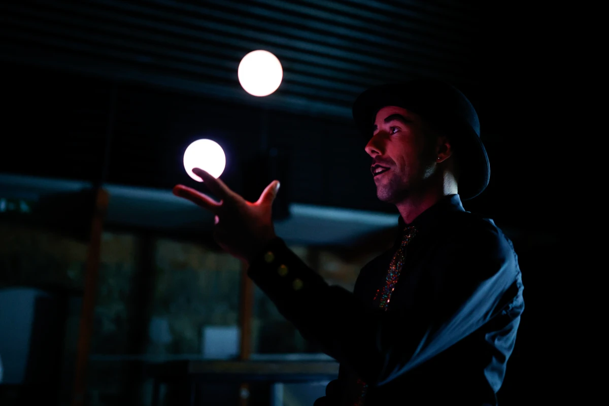 HONOR Magic V5: U Ljubljanskom dvorcu premijerno predstavljen najtanji preklopni pametni telefon do sada