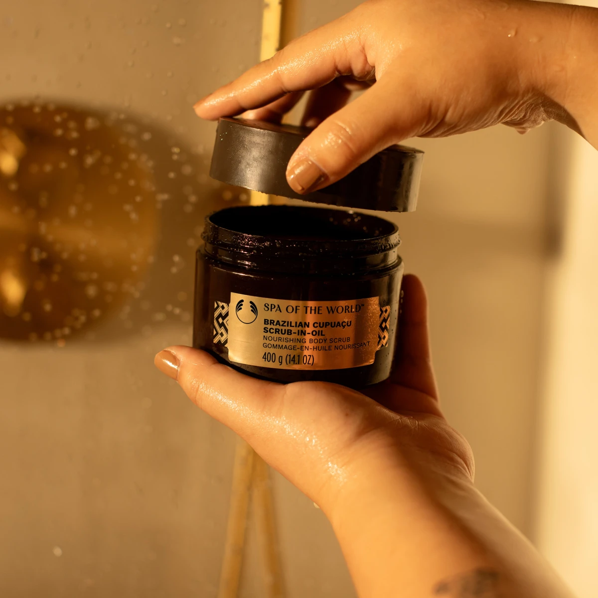 Ova kolekcija s očaravajućom teksturom i mirisima je savršena za spa osjećaj kod kuće