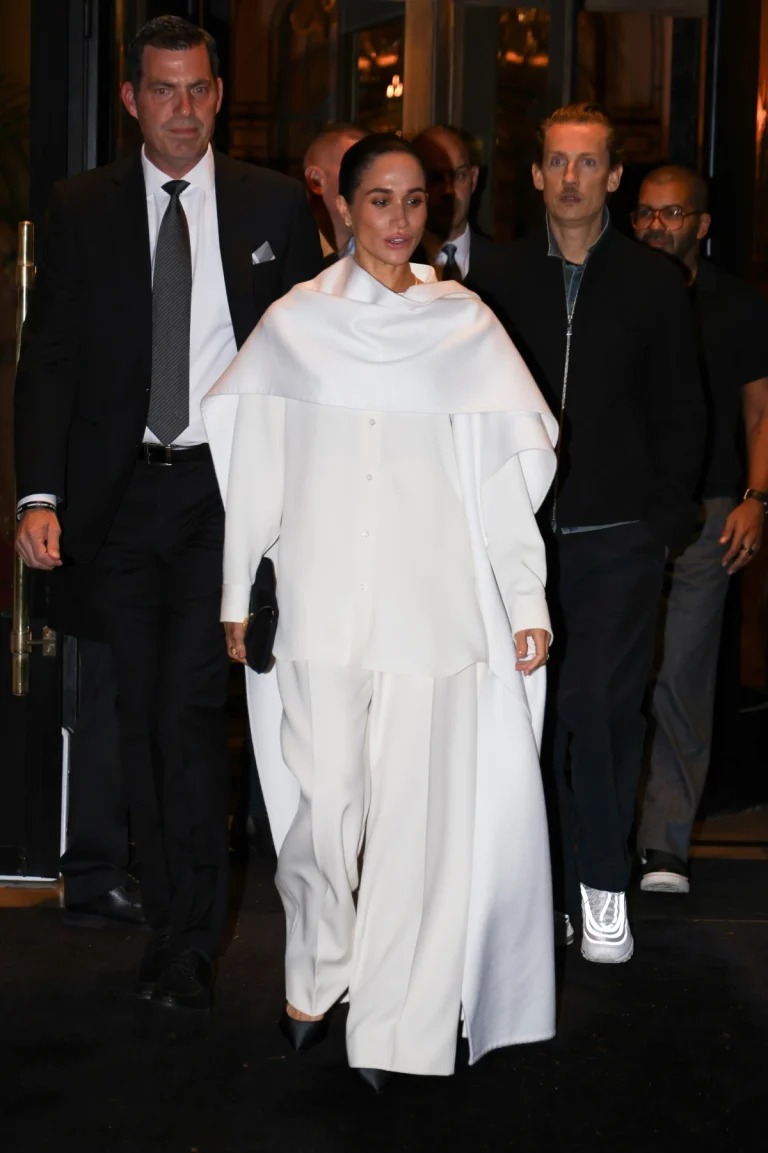 Meghan Markle zablistala na Balenciaga reviji u Parizu | ELLE