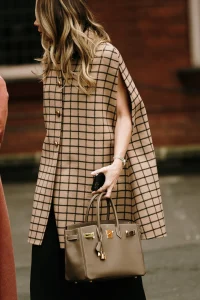 Karirani uzorak polako se uvlači u naše ormare, a mi ga unosimo s ovom COS jaknom