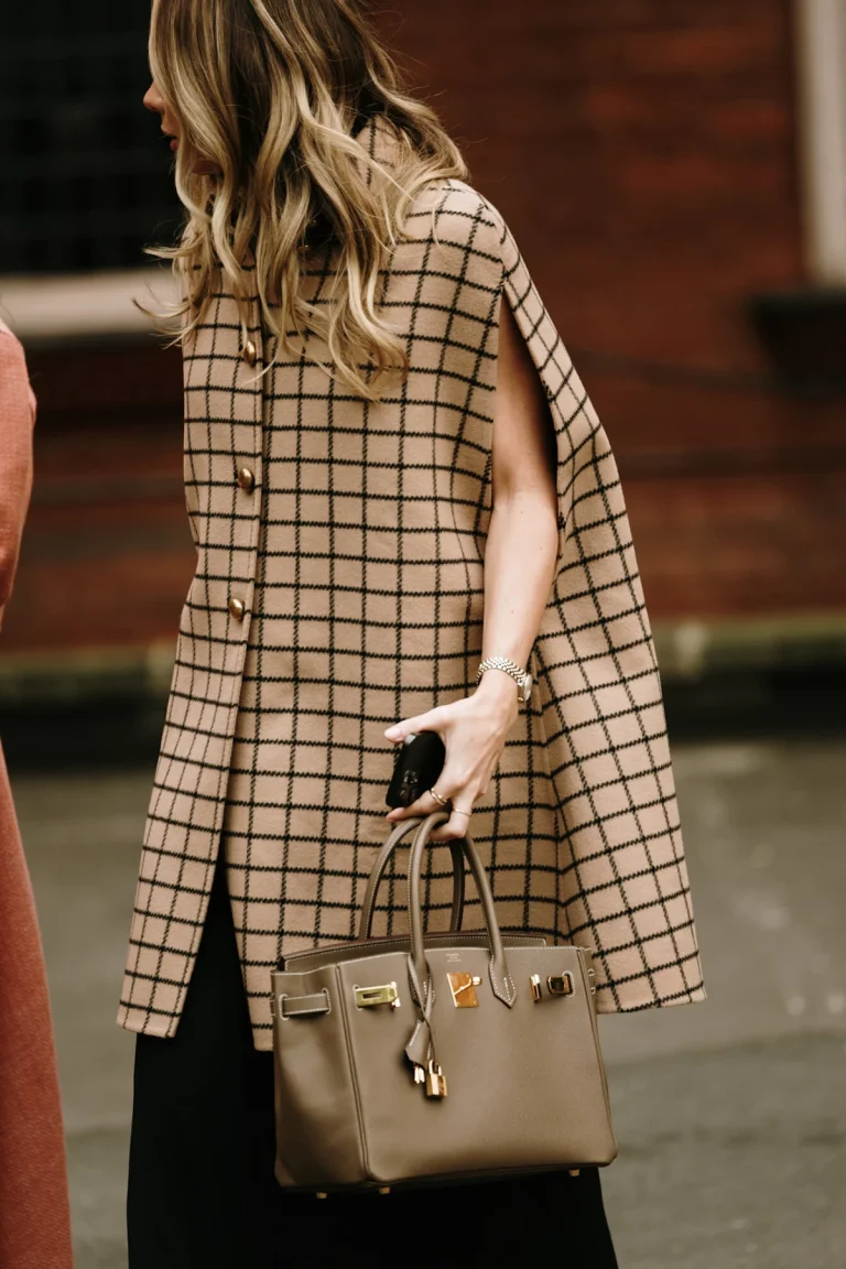 Karirani uzorak polako se uvlači u naše ormare, a mi ga unosimo s ovom COS jaknom