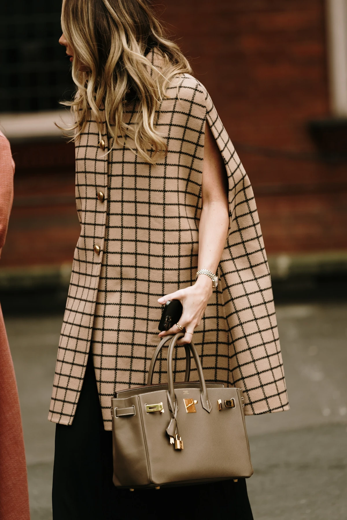 Karirani uzorak polako se uvlači u naše ormare, a mi ga unosimo s ovom COS jaknom