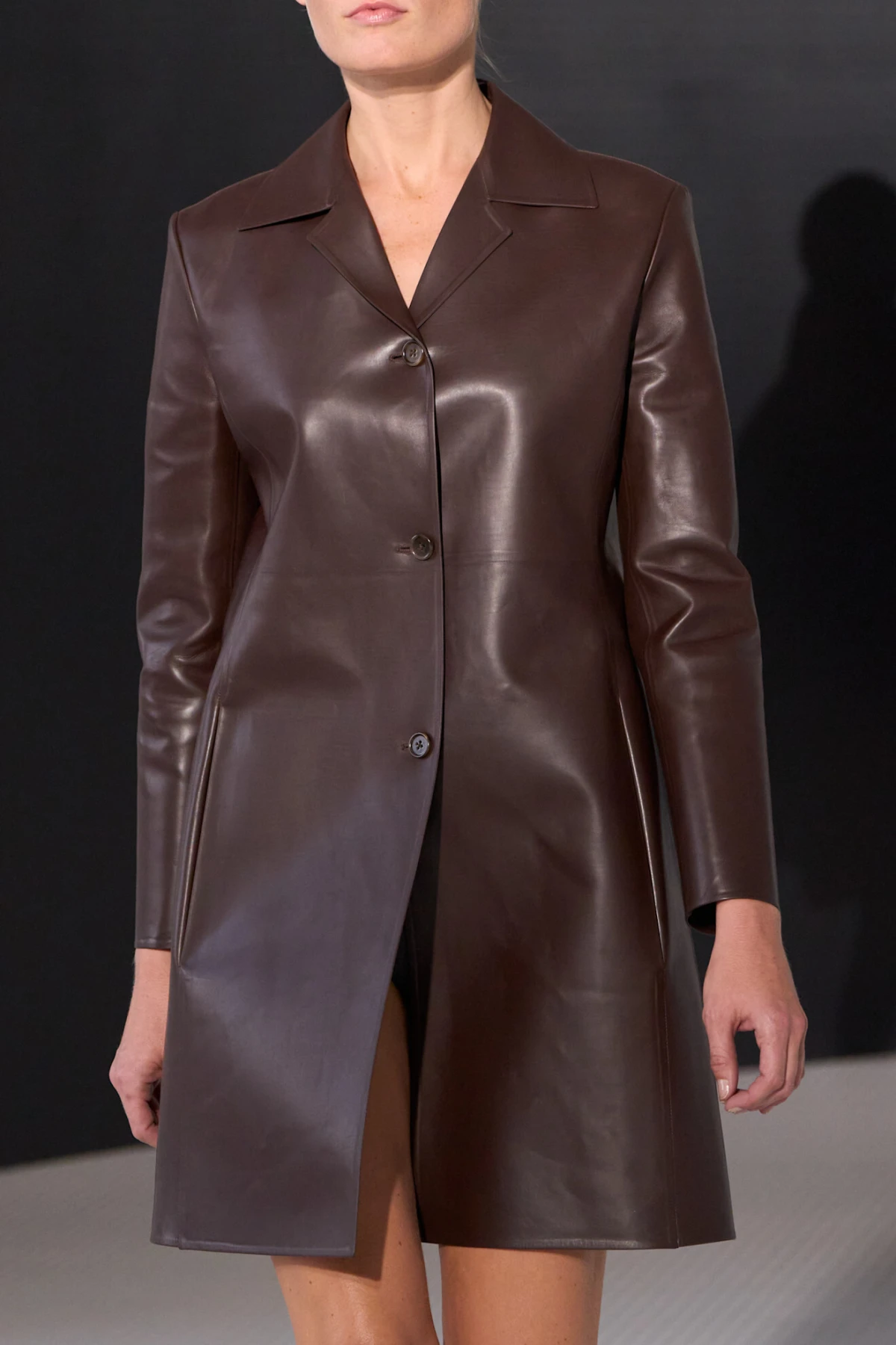 Ne, crni kaput nije najpoželjniji komad ove sezone. Nosi se bogatija boja...