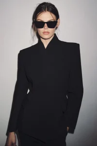 Minimalizam u Zara stilu dolazi u obliku crnih blejzera