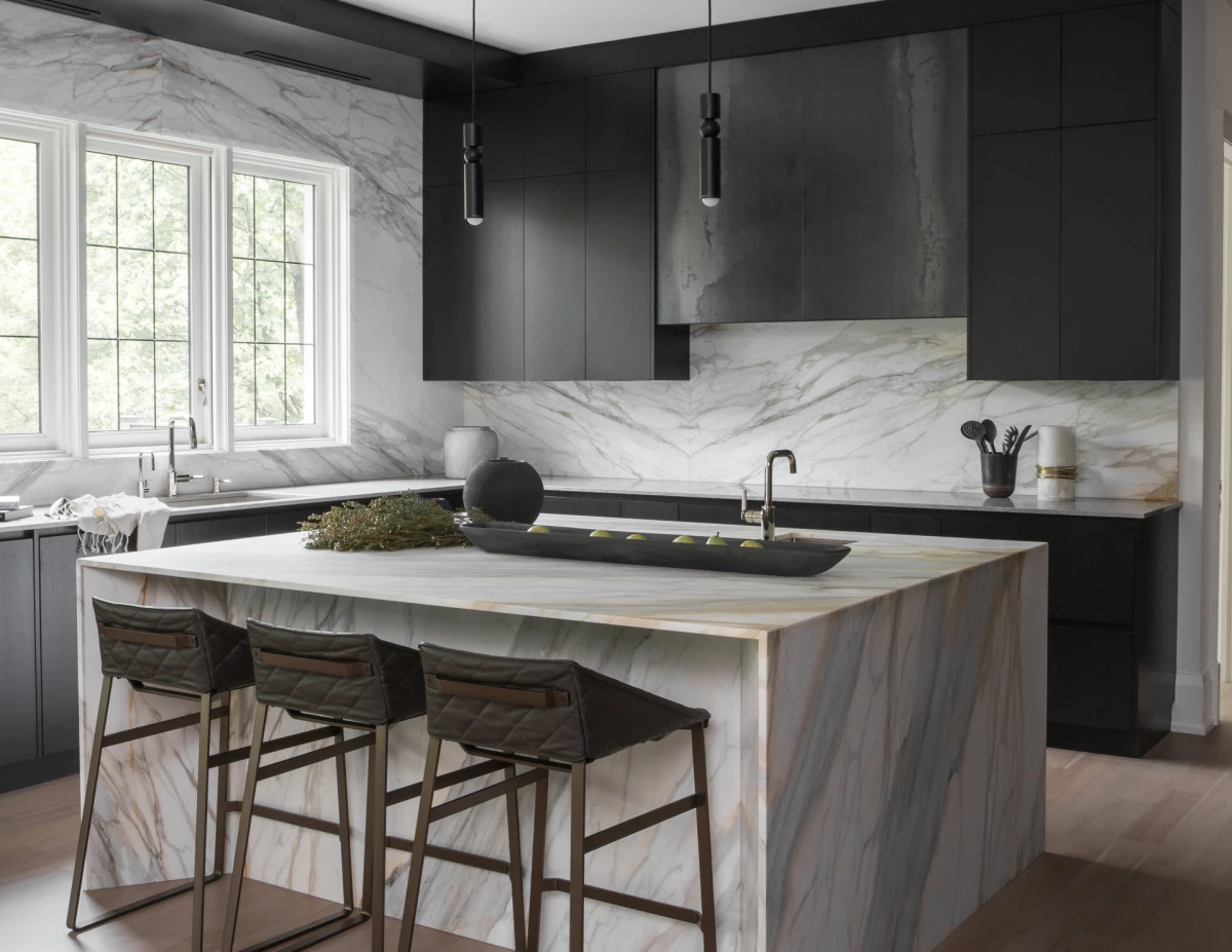 Tamne nijanse domu daju snažniji karakter, a ovaj stan to savršeno prikazuje